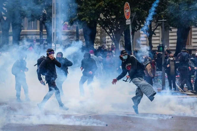 A Lyon, la manifestation interdite et étouffée par le gaz lacrymogène