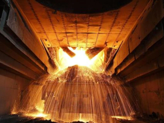 Ilva, l’ultima colata di ghisa dopo 60 anni di produzione dell’acciaio: ora restano cassa integrazione e scioperi