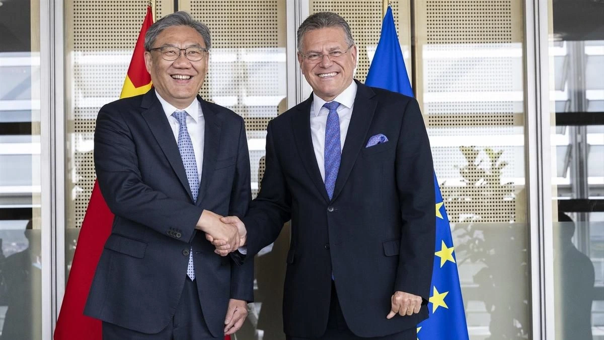 De amenaza a salvavidas: Europa pone límites al coche chino, pero necesita su industria