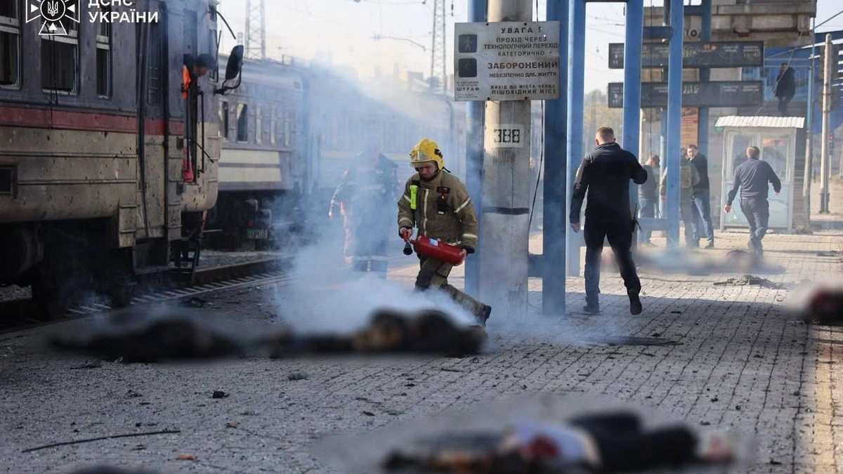 ФОТО. Российский дрон ударил по вокзалу в Днепре; 13 человек погибли